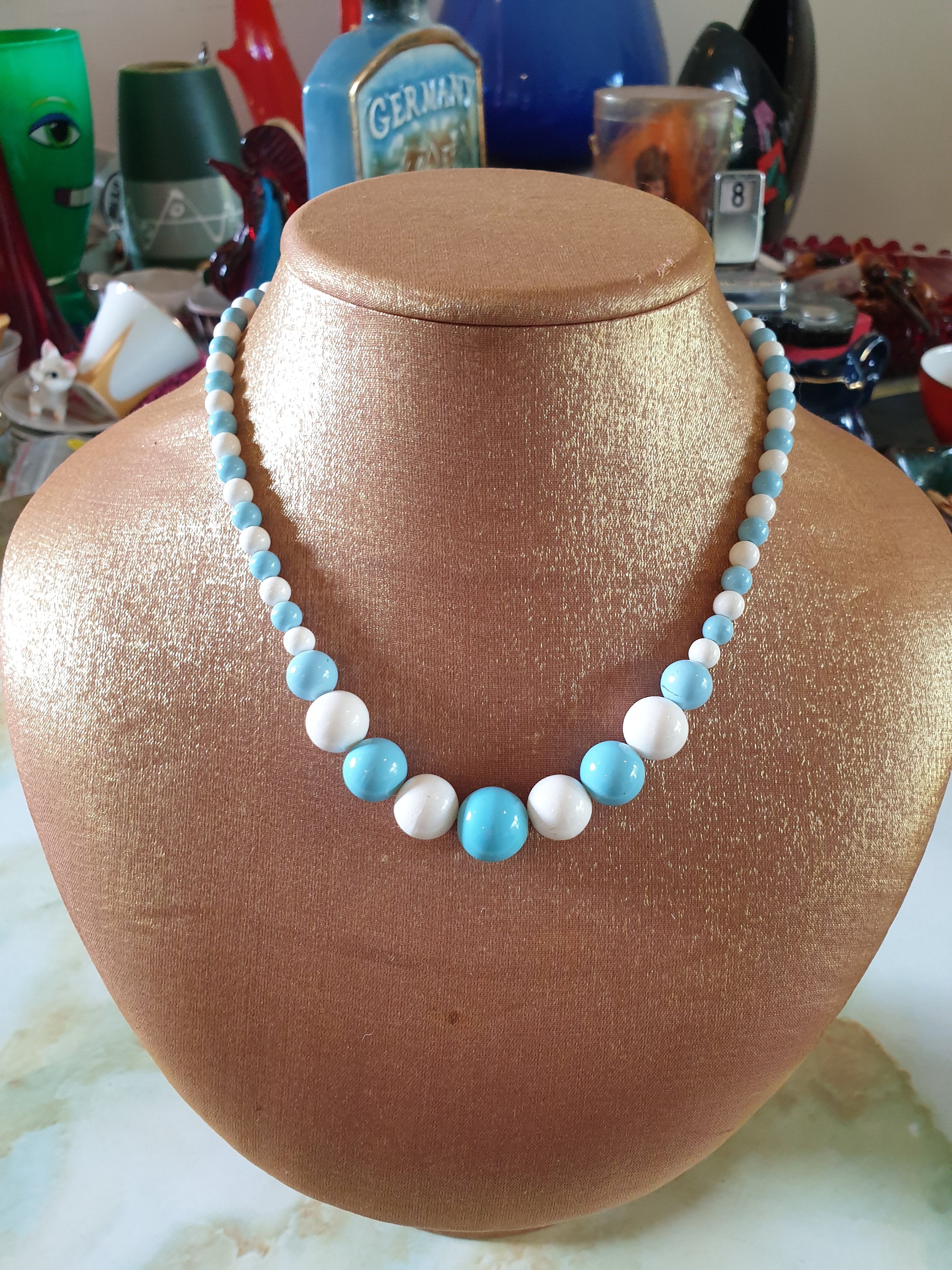 ANCIEN COLLIER À 2 rangs en perles de verre couleur bleu irisé
