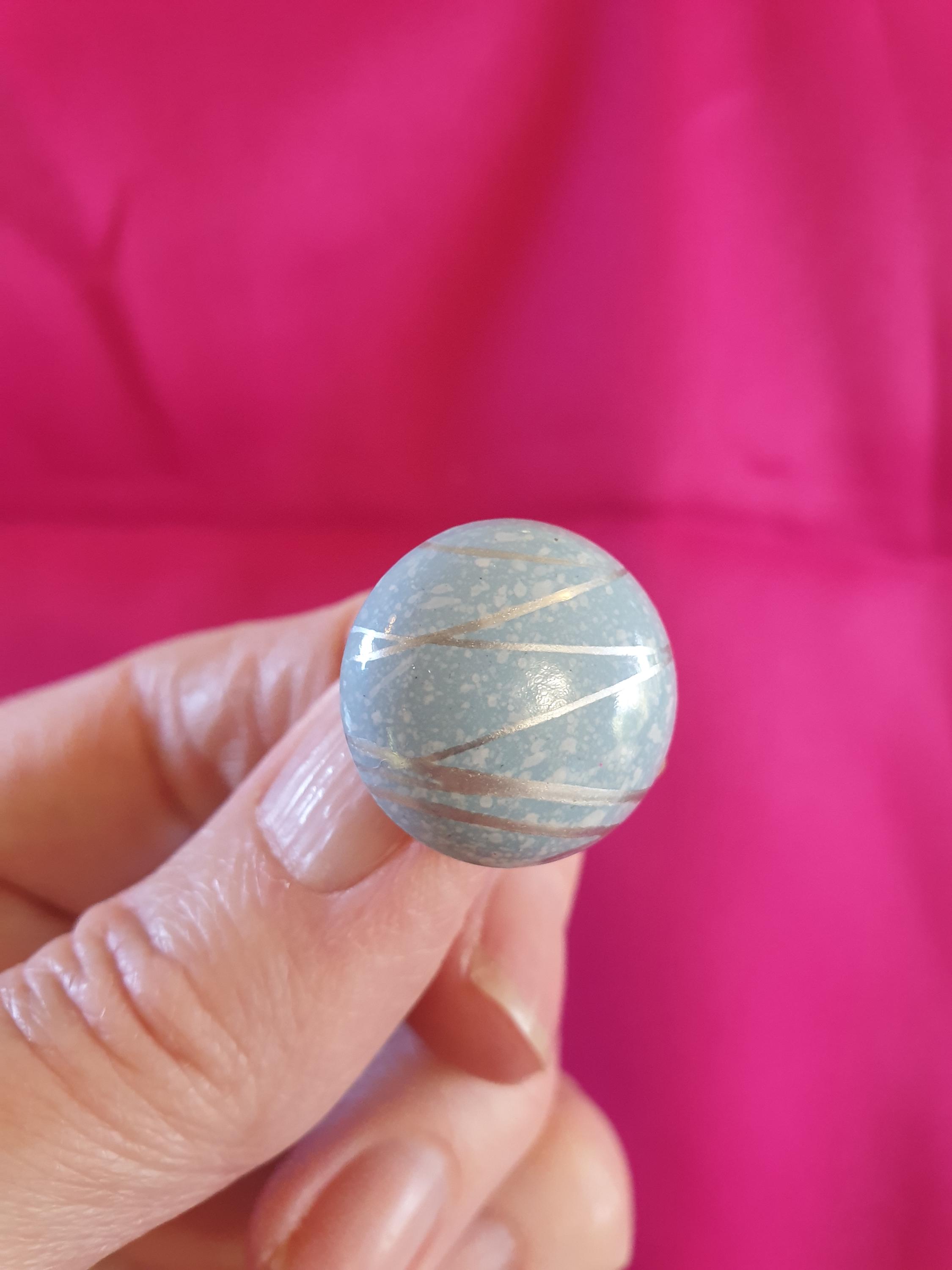 Orecchini forati anni '80. Stile a perno, in acrilico grigio/argento, forma circolare, decorati con un disegno astratto metallizzato argento. - Italia