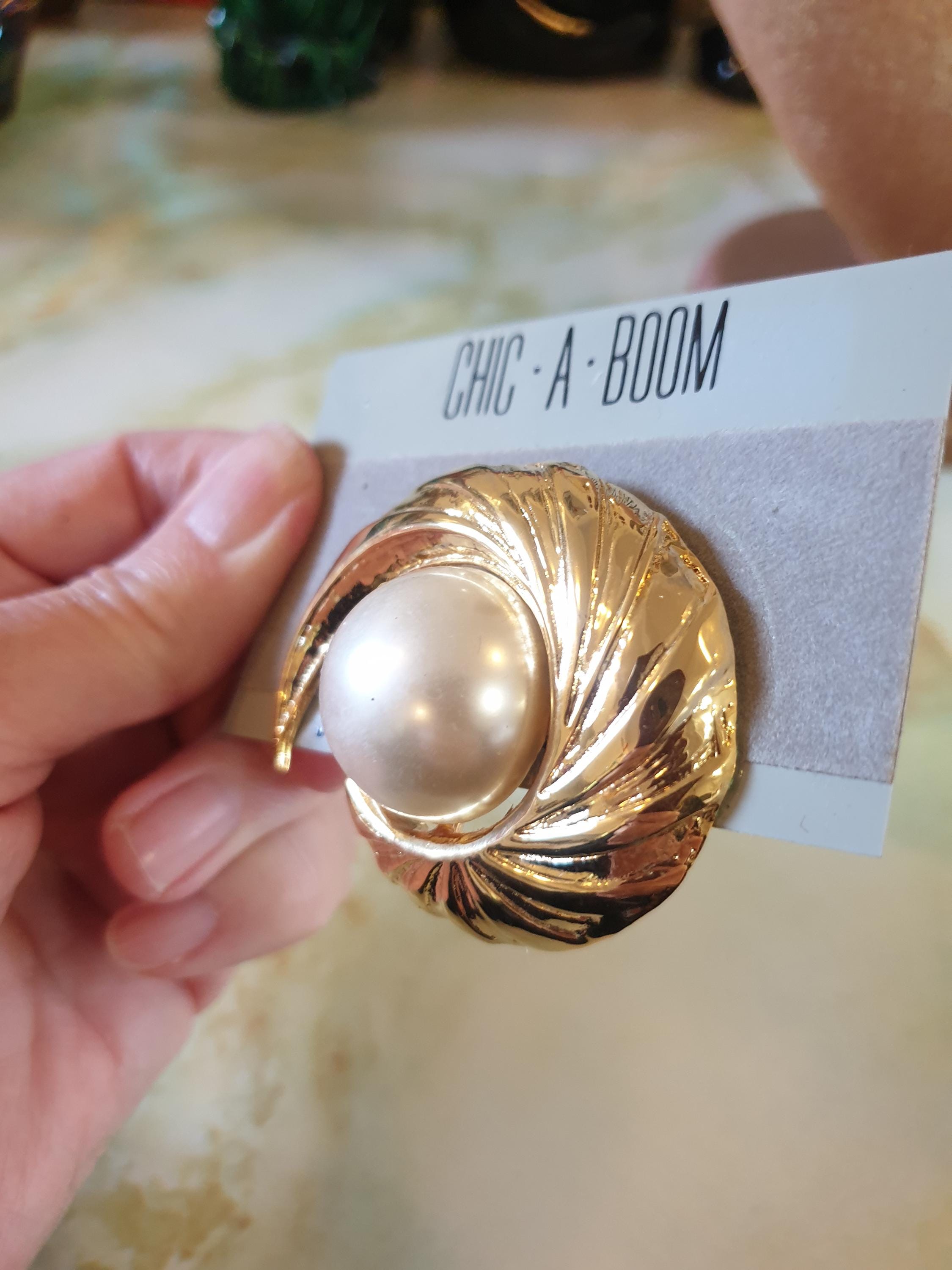 1980年代のスカーフクリップ。Chic A Boomラベル、新古品。華やかな