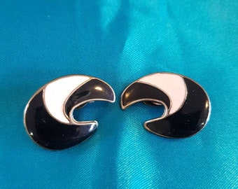 Earings 1980's clip on. Goldtone in an abstract design adorned with black/white enamel work.
