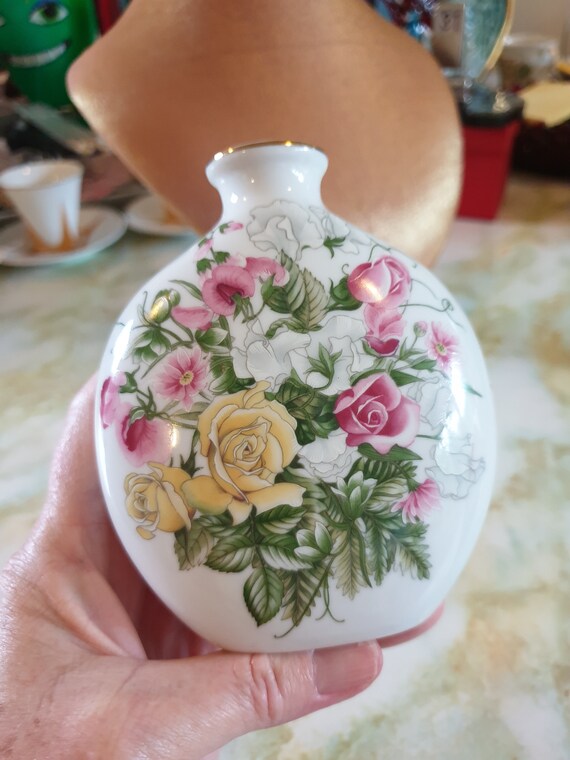 Vase Ceramic 1970s. Saji Fine China Japan. Edged in Gold With