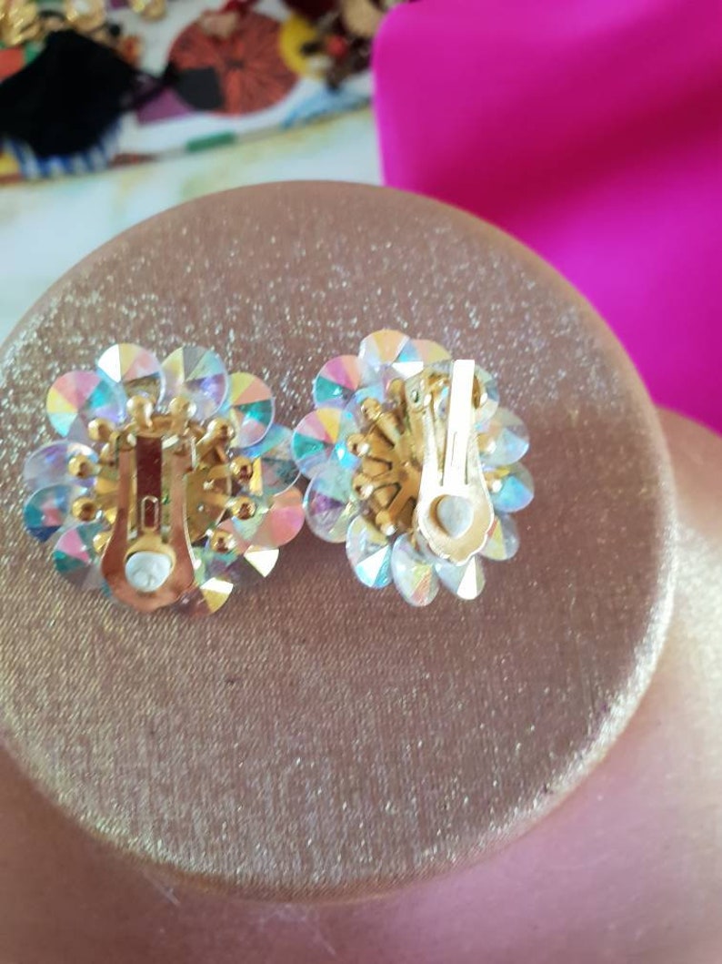 framing a faux pearl centre in a goldtone setting. Faceted borealis crystals 1980/'s clip on Earings