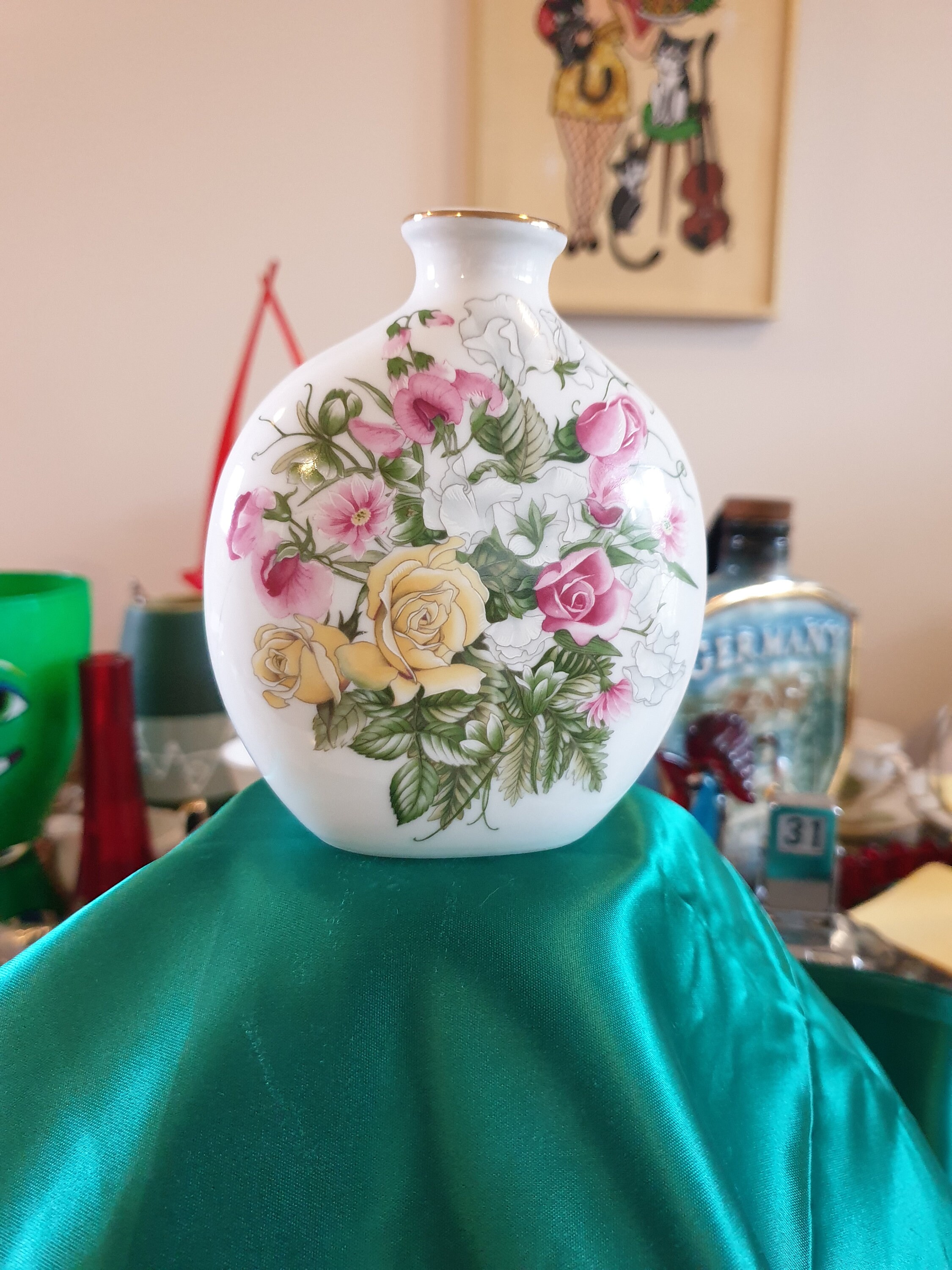 Vase Ceramic 1970s. Saji Fine China Japan. Edged in Gold With