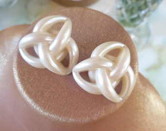 Earings 1950s clip on. White lucite in a abstract design.
