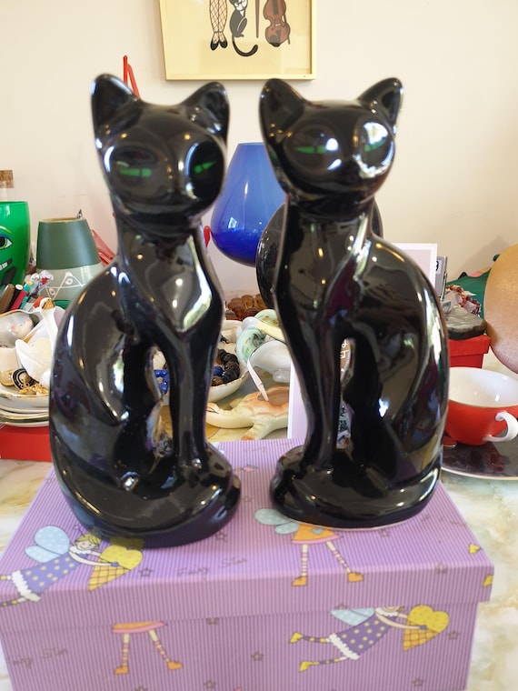 1970年代の猫の置物。緑色の目をした陶器製の黒猫のペア。台湾製