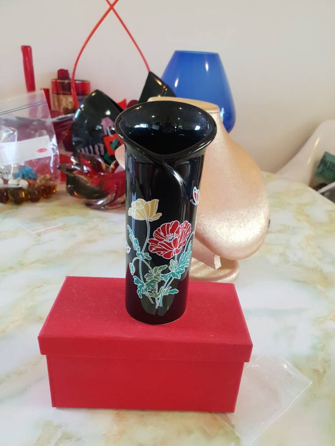 1980年代の花瓶。黒磁器に花と蝶の模様が施されています。日本製