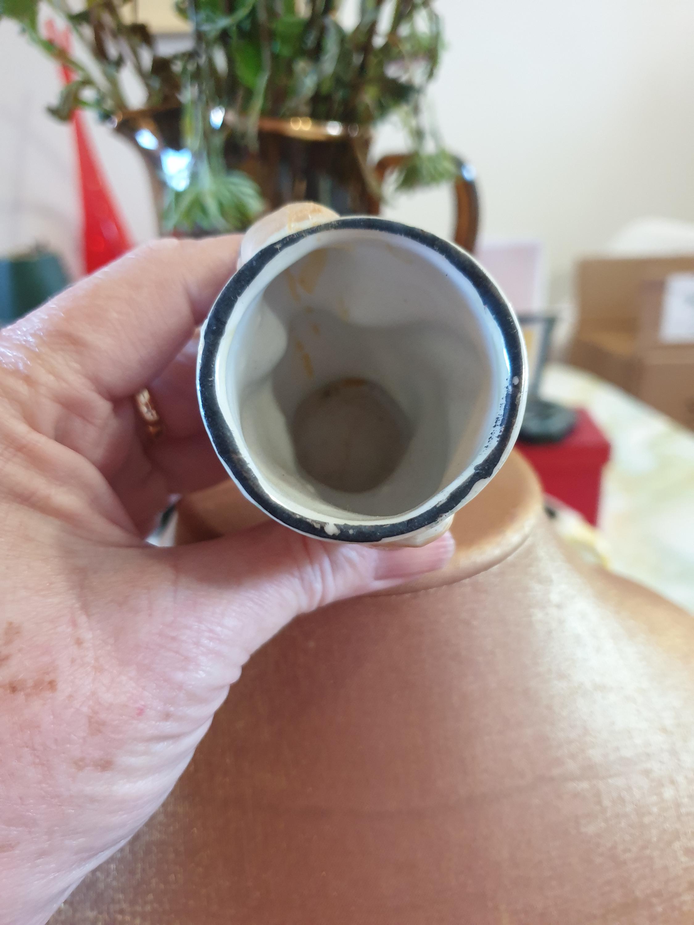 1950年代のエッグカップ。鶏をモチーフにした陶器製。手描き、日本製