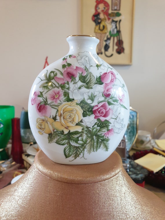 Vase Ceramic 1970s. Saji Fine China Japan. Edged in Gold With