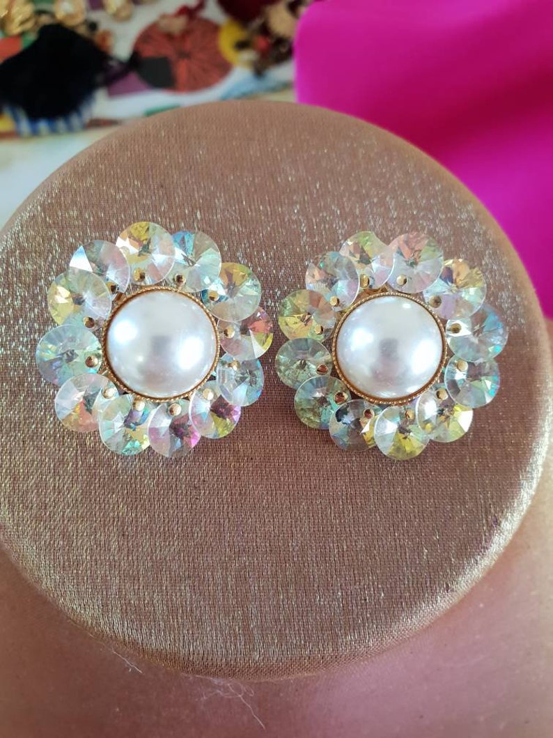 framing a faux pearl centre in a goldtone setting. Faceted borealis crystals 1980/'s clip on Earings