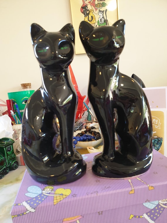 1970年代の猫の置物。緑色の目をした陶器製の黒猫のペア。台湾製
