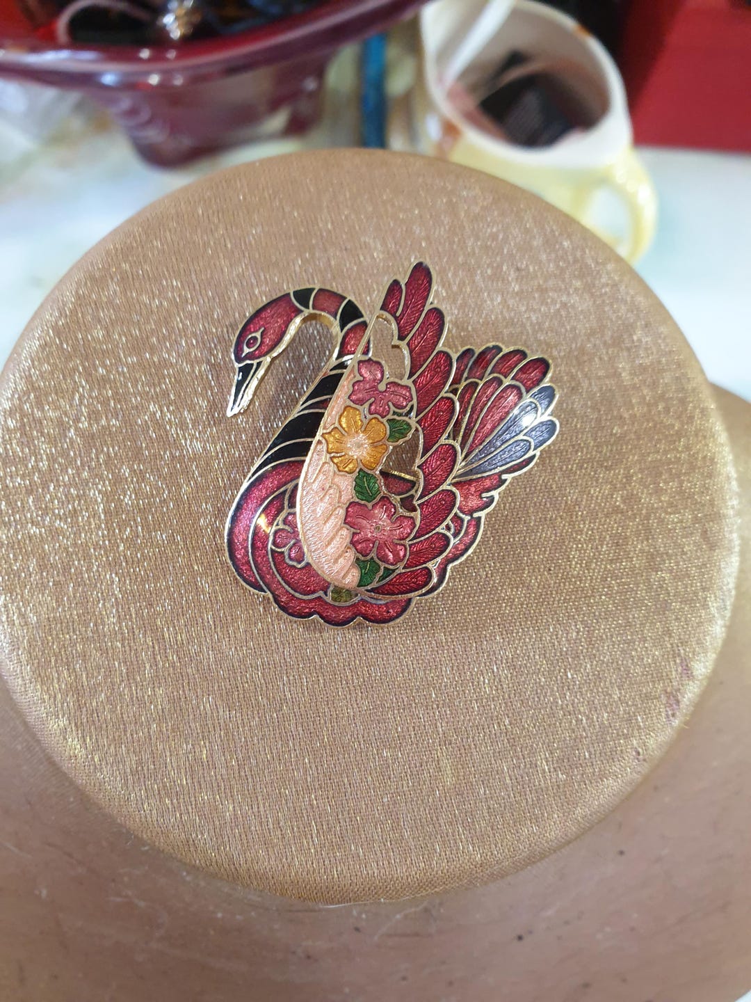 1970年代の七宝焼きブローチ。ゴールドトーンの白鳥のデザインに