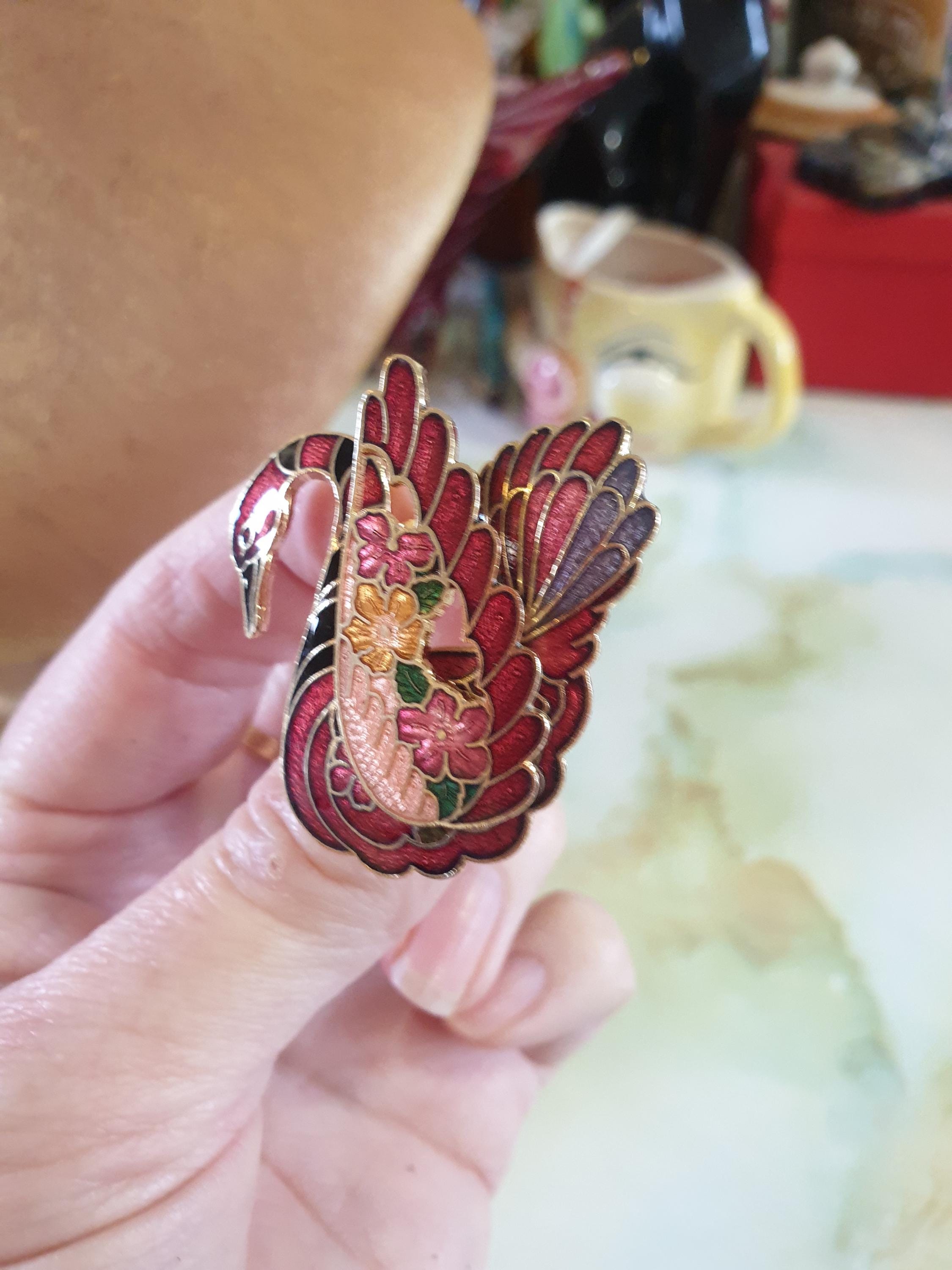 1970年代の七宝焼きブローチ。ゴールドトーンの白鳥のデザインに