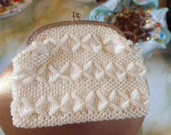 Coin purse 1960s. Handmade. White crochet twine with a gold clasp.