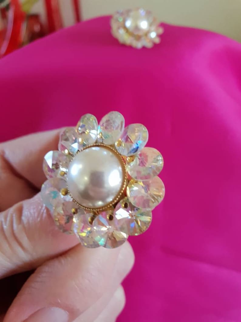 framing a faux pearl centre in a goldtone setting. Faceted borealis crystals 1980/'s clip on Earings