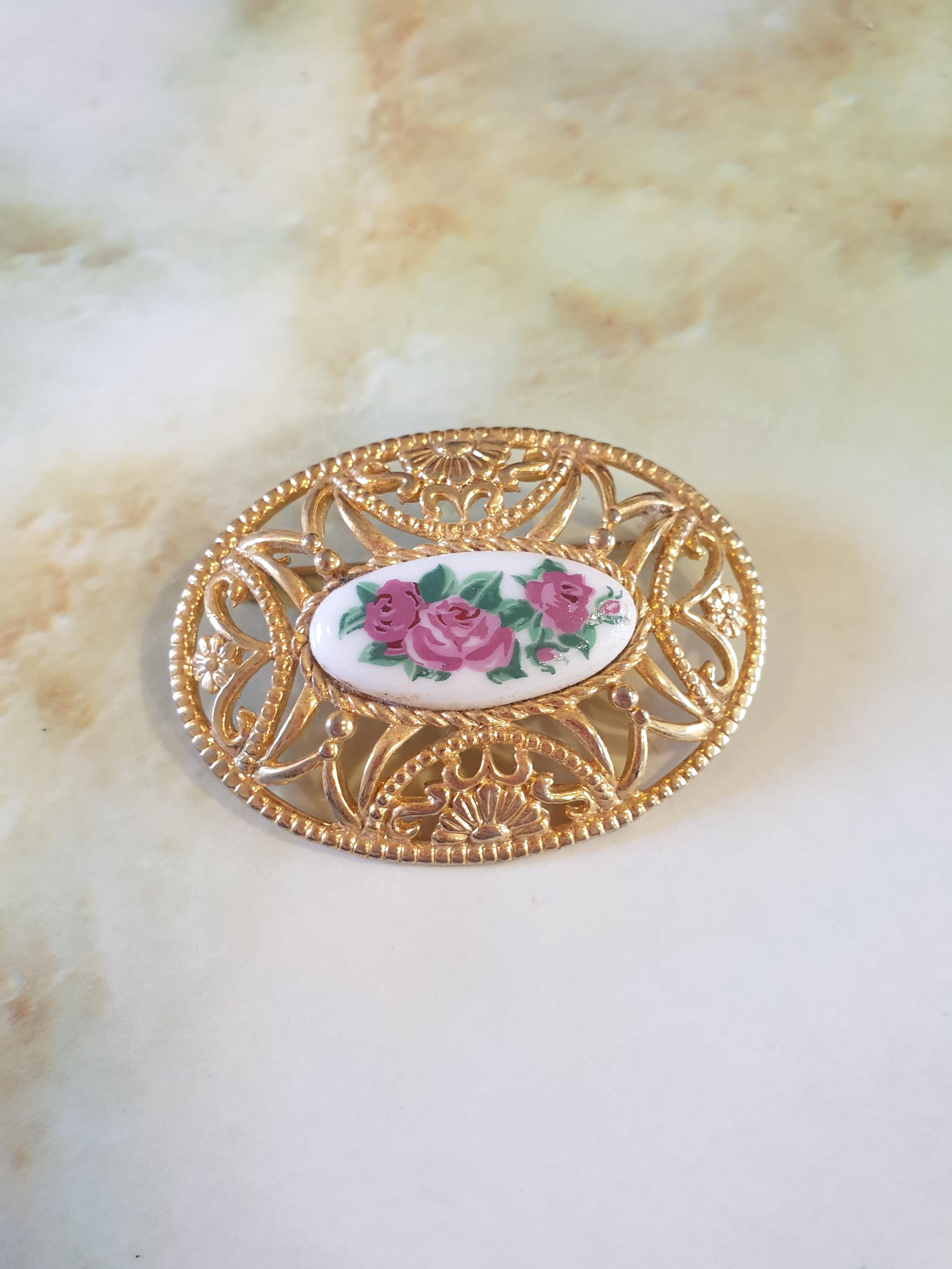 Broche Ancienne En Faïence - Décor Floral De Pivoines Rose Et Vert Sur Fond Blanc - Cercle Doré