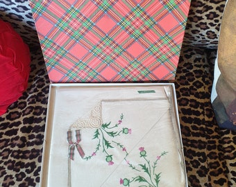Table cloth 1960s. Pure linen in tartan box. Beige fabric with crocheted corners and embroided floral pattern. (Thistle?)