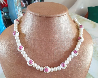 Beaded necklace 1980s. Single strand.  Round faux pearls and handpainted beads with a floral design.