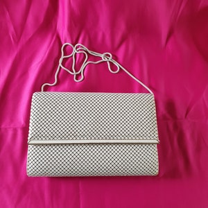 Bolso de hombro/cartera de mano, década de 1970. Malla metálica blanca con asa de cadena de serpiente. De Opera Mesh, fabricado en Hong Kong.