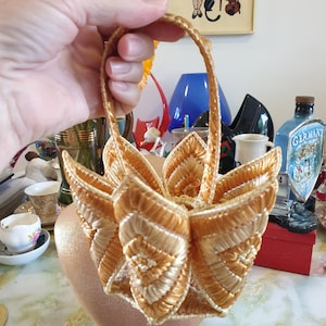 Servethouder jaren 60. Handgemaakt van raffia in bruin/goud. Heeft handvat en 6 vakken.