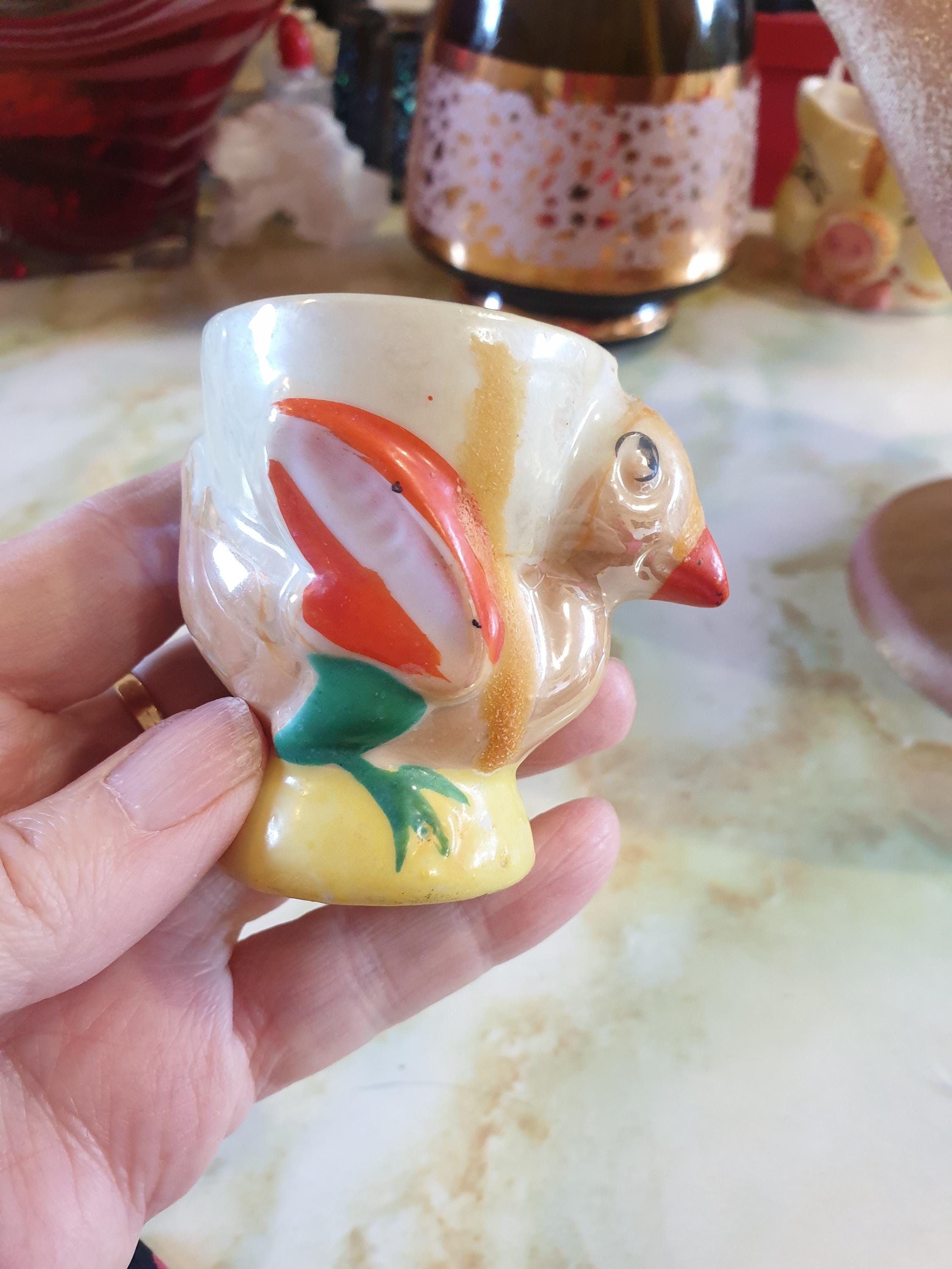 1950年代のエッグカップ。鶏をモチーフにした陶器製。手描き、日本製