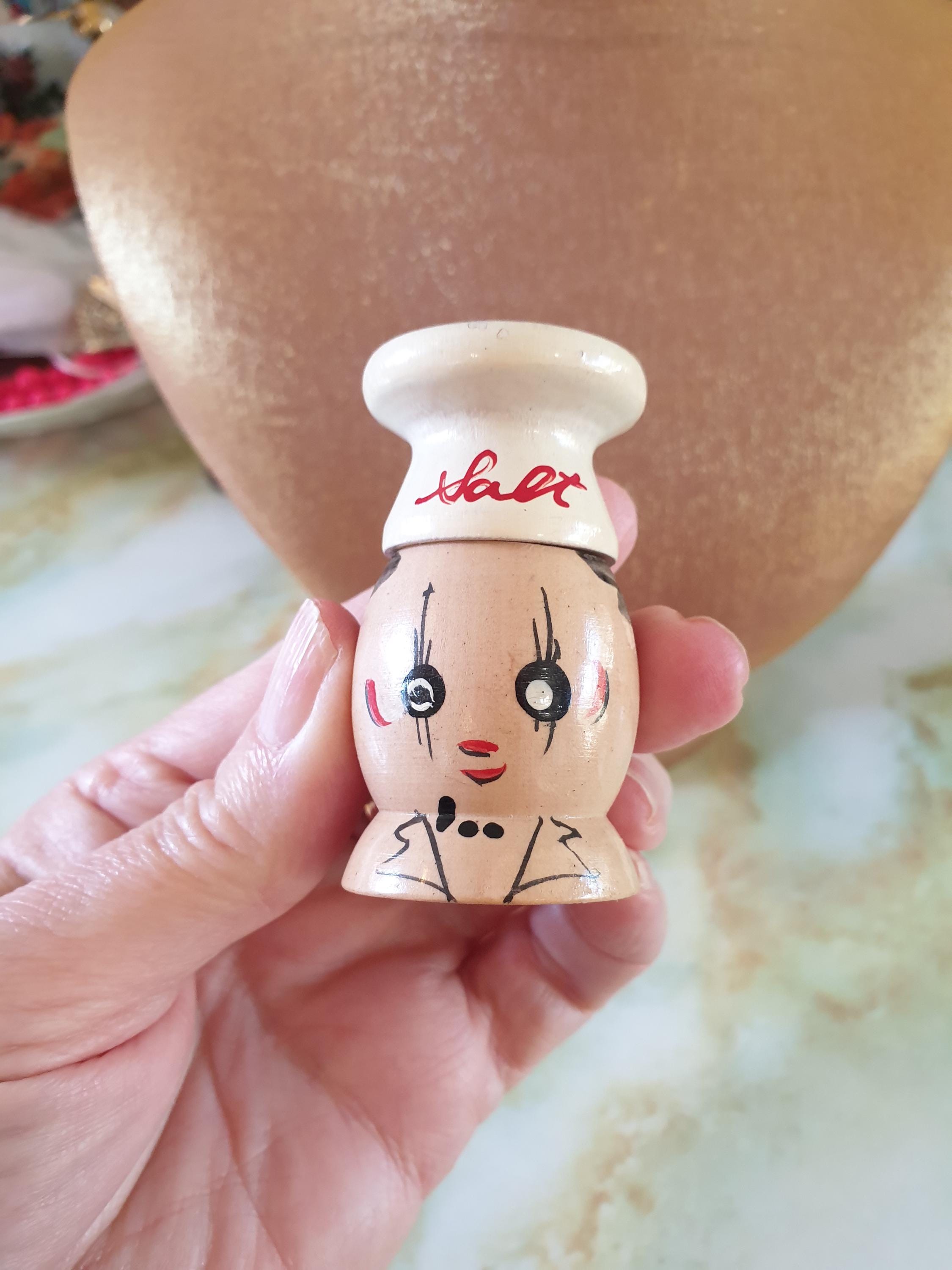 1950年代の日本製、ペッパー＆ソルトシェーカー。手描きの木製の男女像