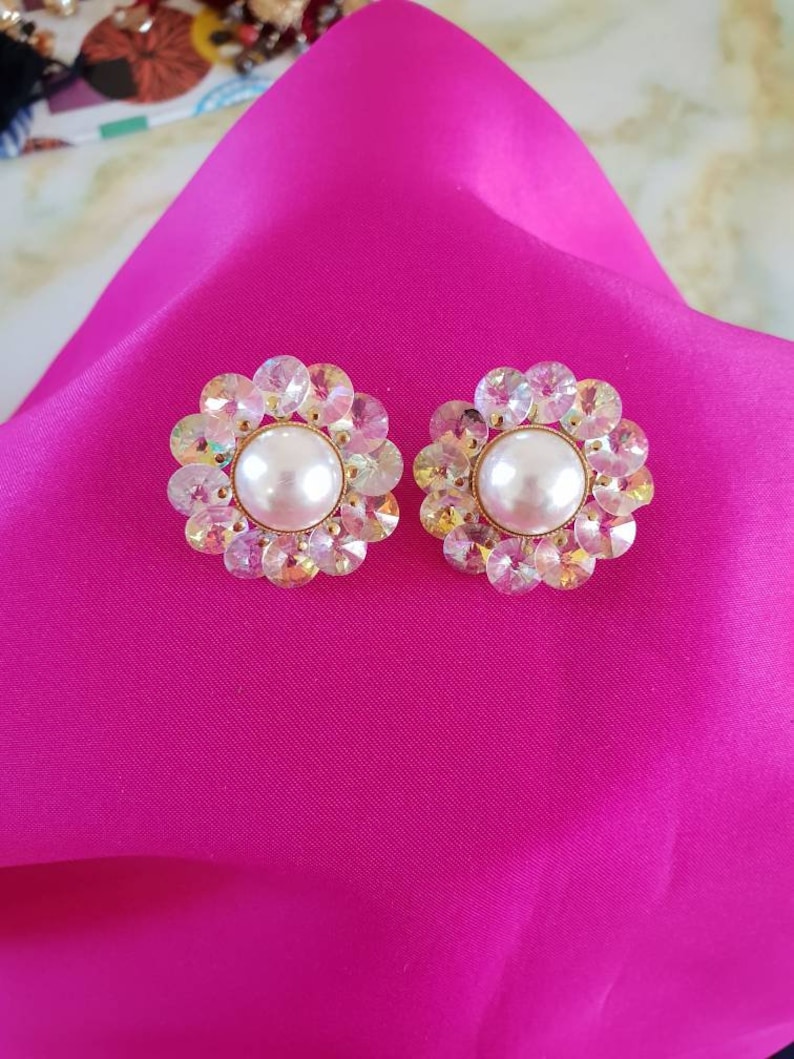 framing a faux pearl centre in a goldtone setting. Faceted borealis crystals 1980/'s clip on Earings
