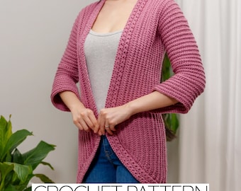 Può includere: Un cardigan rosa lavorato a uncinetto con un davanti lungo e aperto e maniche a tre quarti. Il cardigan è indossato da una persona con i capelli lunghi e scuri. Il testo "CROCHET PATTERN" è in basso nell'immagine.