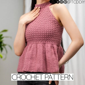 Może przedstawiać: Krótki top halterowy na szydełku z falbanką u dołu w kolorze pudrowego różu. Top jest bez rękawów i ma wysoki dekolt. CROCHET PATTERN jest napisane czarnym tekstem na dole obrazu.