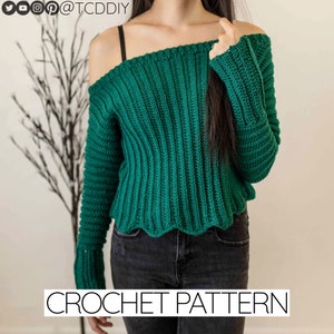 Op de afbeelding: Een groene gehaakte trui met off-shoulder ontwerp, een gegolfde zoom en lange mouwen. CROCHET PATTERN staat in zwarte tekst onderaan de afbeelding.