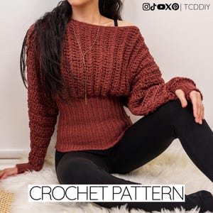 Könnte beinhalten: Ein rostfarbener Häkelpullover mit langen Ärmeln und weitem Ausschnitt. Der Pullover wird mit schwarzen Leggings kombiniert. Die Worte "CROCHET PATTERN" werden in weißem Text am unteren Rand des Bildes angezeigt. Das Bild enthält auch Social-Media-Symbole.