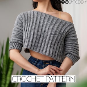Może przedstawiać: Szary, krótki top na szydełku z lekko odkrytymi ramionami. Top ma fakturę prążkowaną i jest pokazany noszony z niebieskimi dżinsami. CROCHET PATTERN jest napisane białym tekstem na dole obrazu.