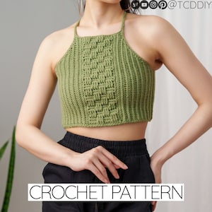 Puede incluir: Un top de crochet verde con cuello halter y un patrón tejido. El top es corto y tiene un estilo de cuello halter. CROCHET PATTERN está escrito en texto negro en la parte inferior de la imagen.