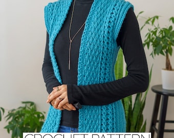 Può includere: Un gilet di uncinetto blu turchese con scollo a V e un motivo a uncinetto. Il gilet è indossato sopra una camicia nera a collo alto e jeans blu. "CROCHET PATTERN" è scritto in bianco nella parte inferiore dell'immagine.
