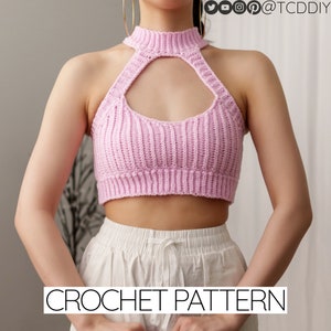 Könnte beinhalten: Ein pinkfarbenes Häkel-Halter-Top mit einem Ausschnitt. Das Top ist kurz und hat einen hohen Ausschnitt. CROCHET PATTERN steht in schwarzer Schrift am unteren Rand des Bildes.