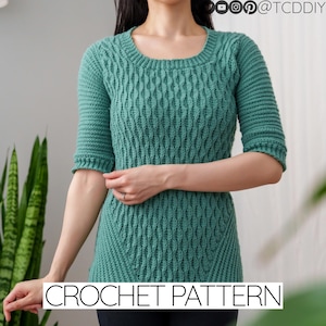 Op de afbeelding: Een haakpatroon voor een tealgroene trui met een kabelbreisel ontwerp. De trui heeft een ronde hals en driekwart mouwen.