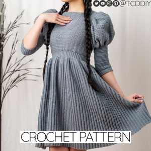 Puede incluir: Un patrón de vestido de crochet con un vestido gris con un corpiño ajustado y una falda completa. El vestido tiene mangas largas con hombros abullonados y un escote redondo. El patrón está disponible para descargar.