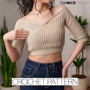 Op de afbeelding: Een beige gehaakte top met een off-the-shoulder ontwerp en driekwart mouwen. De top wordt gecombineerd met een blauwe jeans. De tekst "CROCHET PATTERN" wordt onderaan de afbeelding weergegeven.