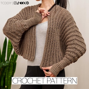 Puede incluir: Un cárdigan de ganchillo marrón con frente abierto, mangas y cuerpo acanalados. Las mangas son anchas y el cárdigan es corto. El texto "CROCHET PATTERN" se muestra en la parte inferior de la imagen.