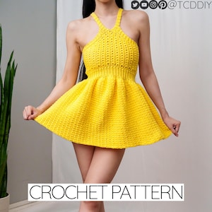 Può includere: Un abito all'uncinetto giallo brillante con scollo all'americana e gonna svasata. L'abito presenta un motivo a punto strutturato e un corpetto aderente. Le parole "CROCHET PATTERN" sono visualizzate in testo bianco nella parte inferiore dell'immagine. Maniglie dei social media visibili in alto.