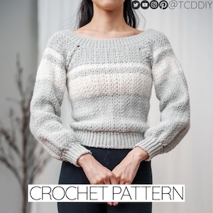 Könnte beinhalten: Ein grauer und weiß gestreifter Häkelpullover mit einem weiten Ausschnitt und langen Ärmeln. CROCHET PATTERN steht in weißer Schrift am unteren Rand des Bildes.