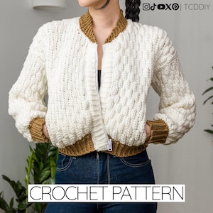 Puede incluir: Chaqueta bomber de crochet color crema con ribete marrón en el cuello, los puños y el dobladillo. La chaqueta tiene cierre de cremallera y se usa con vaqueros azules. El texto "CROCHET PATTERN" está en la parte inferior.