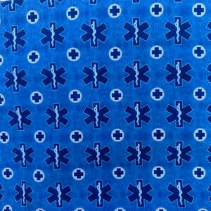 K&ouml;nnte beinhalten: Blauer Stoff mit einem sich wiederholenden Muster aus wei&szlig;en Kreisen, die ein Pluszeichen und blaue medizinische Lebensstern-Symbole enthalten.
