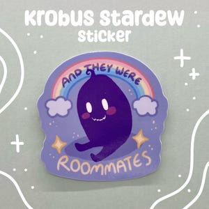 Puede incluir: Una pegatina con un personaje de dibujos animados morado sonriente, un arcoíris y el texto "AND THEY WERE ROOMMATES". La pegatina tiene un fondo morado claro con detalles blancos y estrellas. El texto "krobus stardew sticker" está en la parte superior.