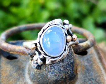 A elegant  floral  style Ellensburg blue and sterling silver ring!!