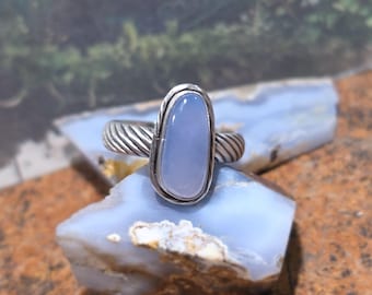 A  midcentury vintage style Ellensburg blue and sterling silver ring!!