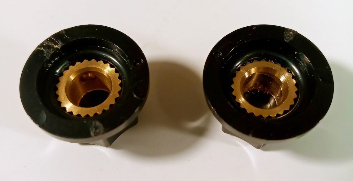 One set of two Knobs – Antique Vintage Amplifier, Guitar, Radio, Amp or Pedal. Black Color. Used on Dunlop, Fender, Zenith, MXR and others., foto 2 di 2
