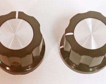 Um conjunto de dois botões – para amplificador vintage antigo, guitarra, rádio, receptor, pedal. Cor preta e prata. Usado em Boss, Fender, Zenith.