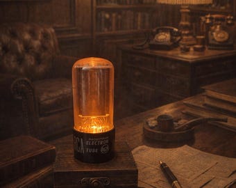 Antiguo tubo de radio antiguo reconvertido en una novedosa luz LED