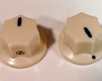 Un juego de dos perillas: amplificador, guitarra, radio, amplificador o pedal vintage antiguo. De color crema. Utilizado en Dunlop, Fender, Zenith, MXR y otros.