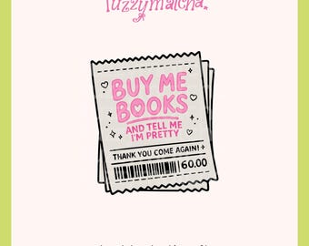 Könnte beinhalten: Eine digitale Illustration eines Kassenbons mit gezacktem oberen Rand. Der Text lautet BUY ME BOOKS AND TELL ME I'M PRETTY in Pink, mit THANK YOU COME AGAIN! und einem Strichcode darunter. Das Design enthält kleine Herzen und Sterne.